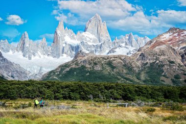 Monte Fitz Roy manzarası, güzel bir gökyüzü ve zirveye giden yol. Sırt çantaları eve gidiyor.