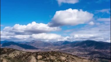 Şili, Valle de Elqui tepelerinde bulutlar hareket halinde.