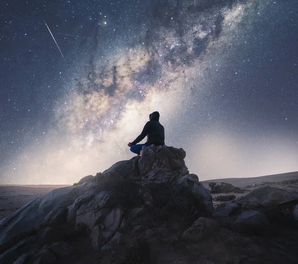 Persona Meditando Por Noche Bajo Vía Láctea — Foto de Stock
