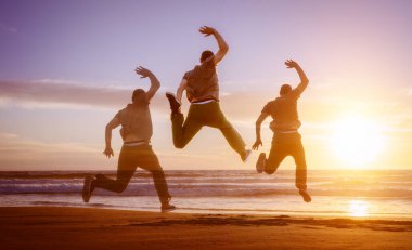 Gün batımında sahile atlayan kişi, sinema manzaralı.