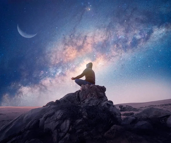 Persona Meditando Por Noche Bajo Vía Láctea Luna — Foto de Stock