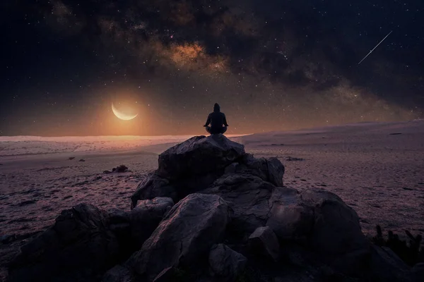 Человек Медитирует Горе Звездами Млечным Путем Луной Заднем Плане — стоковое фото
