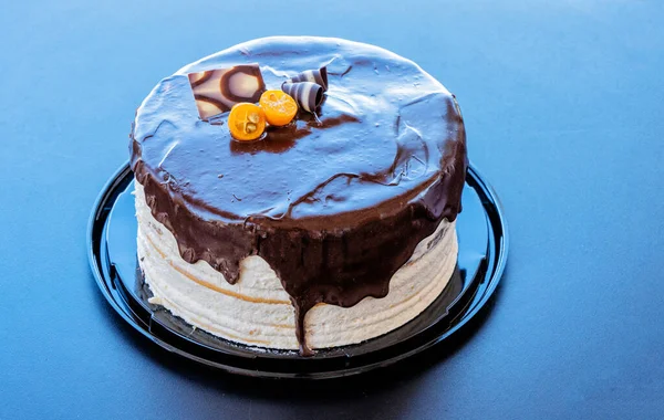 İzole edilmiş bir tabakta çikolata ve turuncu pasta.