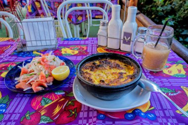  Pastel de choclo veya mısır turtası Şili yemeği ve Şili salatası