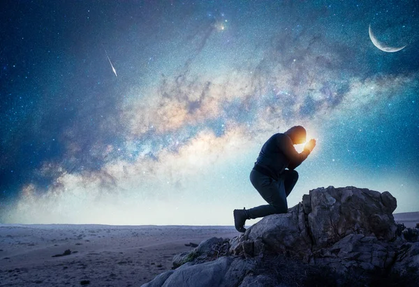 Osoba Modląca Się Lub Medytująca Nocy Pod Drogą Mleczną Księżycem — Zdjęcie stockowe