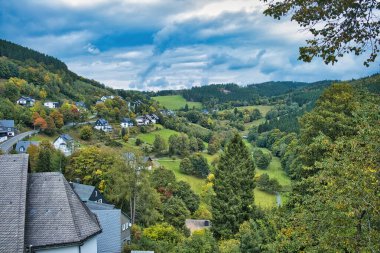 Çayırları ve ormanları olan bir vadideki Idyllic Alman köyü. Holthausen, Schmallenberg, Sauerland, Kuzey Ren-Vestfalya, Almanya