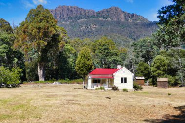 Kraliçe Anne Federasyonu 'nun Liffey Vadisi' ndeki çiftlik evi Oura Oura, bir zamanlar çevreci Bob Brown 'un eviydi. Tazmanya, Avustralya 'daki Kuru Kayalıkların dibinde.