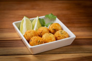 Morina köftesi geleneksel brasyalı atıştırmalık Bunuelos de bacalo