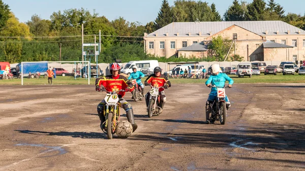 Machuhy, Ukrajina - 11 září 2016: Okamžiky během zápasu motoball mistrovství Ukrajiny. — Stock fotografie