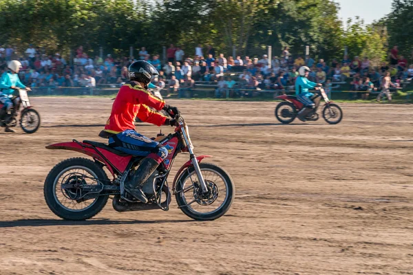 Machuhy, Ukrajina - 11 září 2016: Okamžiky během zápasu motoball mistrovství Ukrajiny. — Stock fotografie