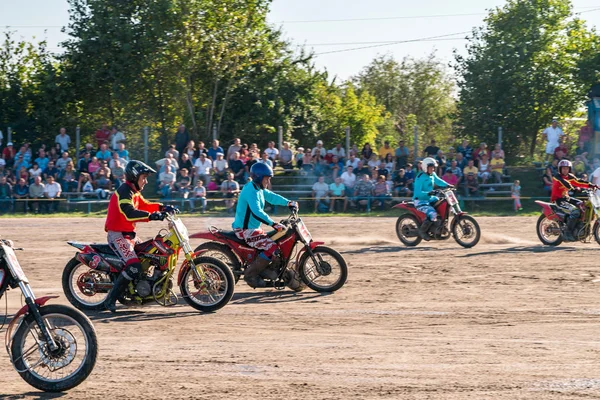 Machuhy, Ukrajina - 11 září 2016: Okamžiky během zápasu motoball mistrovství Ukrajiny. — Stock fotografie