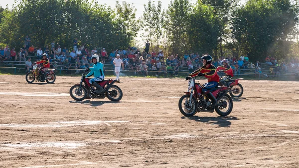 Machuhy, Ukrajina - 11 září 2016: Okamžiky během zápasu motoball mistrovství Ukrajiny. — Stock fotografie