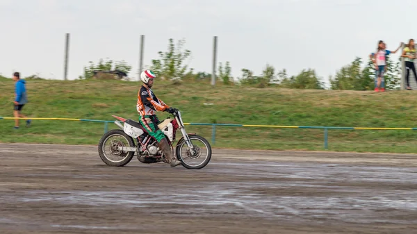 Machuhy, Ukrajina - 11 září 2016: Okamžiky během zápasu motoball mistrovství Ukrajiny. — Stock fotografie