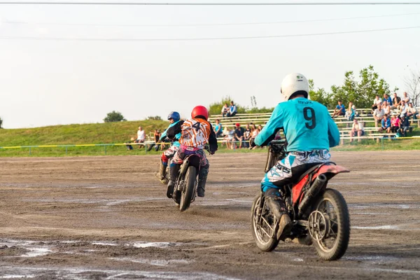 Machuhy, Ukrajina - 11 září 2016: Okamžiky během zápasu motoball mistrovství Ukrajiny. — Stock fotografie