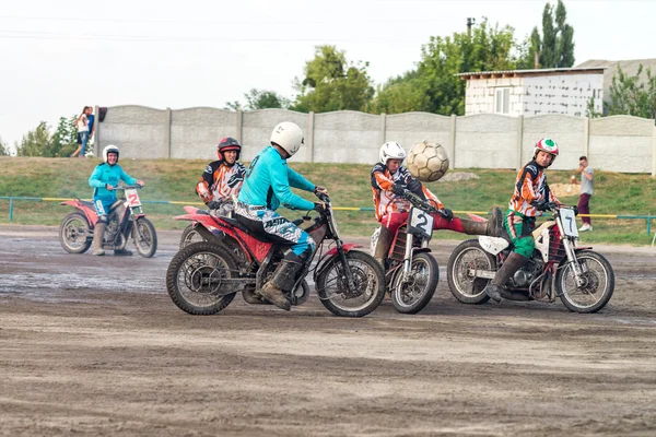 Machuhy, Ukrajina - 11 září 2016: Okamžiky během zápasu motoball mistrovství Ukrajiny. — Stock fotografie