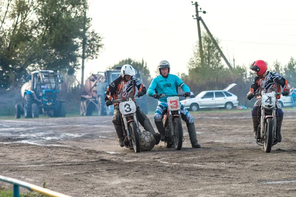 Machuhy, Ukrajina - 11 září 2016: Okamžiky během zápasu motoball mistrovství Ukrajiny. — Stock fotografie