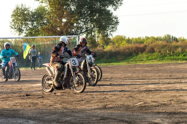 Machuhy, Ukrajina - 11 září 2016: Okamžiky během zápasu motoball mistrovství Ukrajiny. — Stock fotografie