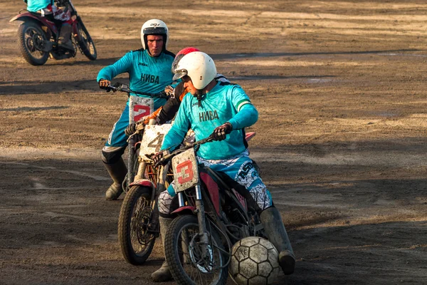 Machuhy, Ukrajina - 11 září 2016: Okamžiky během zápasu motoball mistrovství Ukrajiny. — Stock fotografie