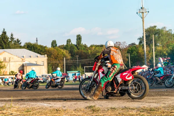 Machuhy, Ukrajina - 11 září 2016: Okamžiky během zápasu motoball mistrovství Ukrajiny. — Stock fotografie