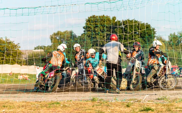 Machuhy, Ukrajina - 11 září 2016: Okamžiky během zápasu motoball mistrovství Ukrajiny. — Stock fotografie