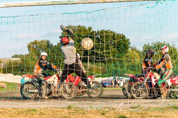 Machuhy, Ukrajina - 11 září 2016: Okamžiky během zápasu motoball mistrovství Ukrajiny. — Stock fotografie