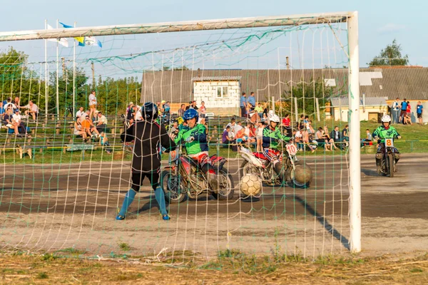 Machuhy, Ukrajina - 11 září 2016: Okamžiky během zápasu motoball mistrovství Ukrajiny. — Stock fotografie