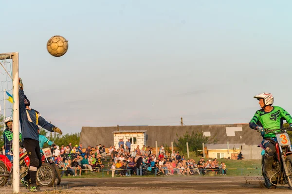 Machuhy, Ukrajina - 11 září 2016: Okamžiky během zápasu motoball mistrovství Ukrajiny. — Stock fotografie