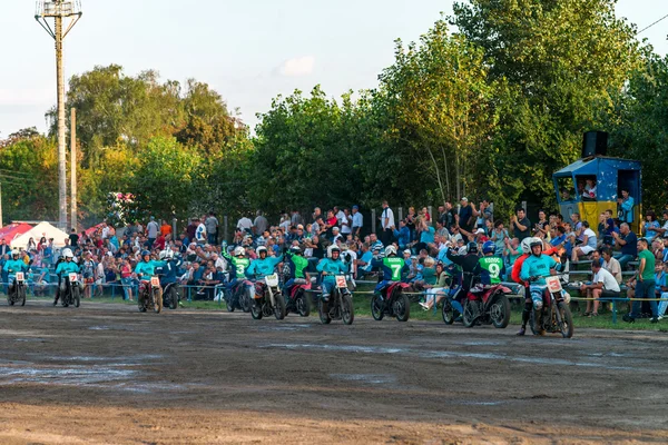 Machuhy, Ukrajina - 11 září 2016: Okamžiky během zápasu motoball mistrovství Ukrajiny. — Stock fotografie