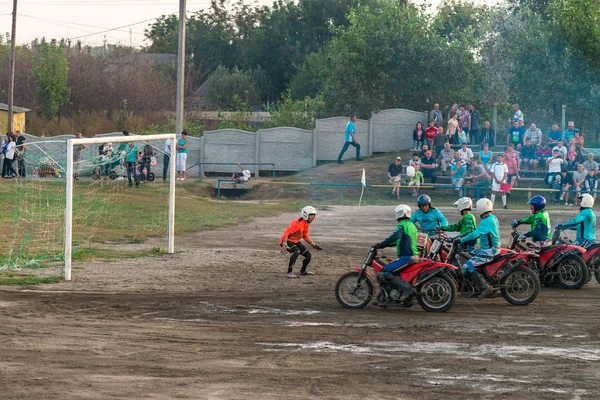 Machuhy, Ukrajna - szeptember 11, 2016: Pillanatok Ukrajna motoball bajnoki mérkőzésen. — Stock Fotó