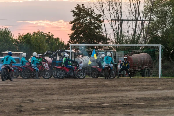 Machuhy, Ukrajna - szeptember 11, 2016: Pillanatok Ukrajna motoball bajnoki mérkőzésen. — Stock Fotó