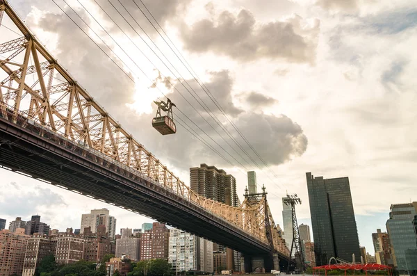 美国︰ 纽约罗斯福岛缆车和罗桥. — 图库照片