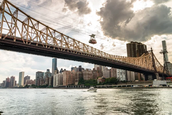 美国︰ 纽约罗斯福岛缆车和罗桥. — 图库照片