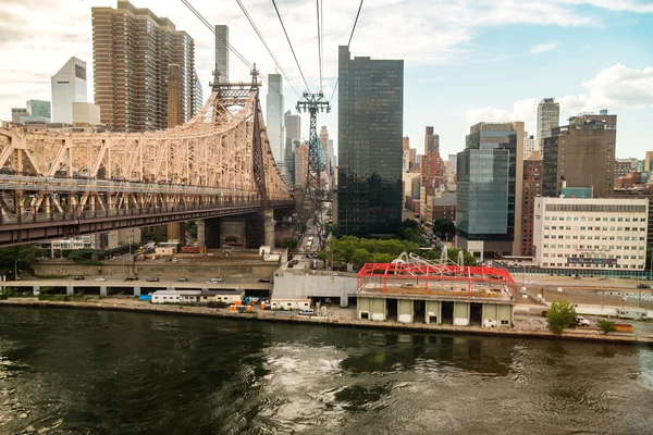 Нью-Йорк, США: Трамвай острова Рузвельта и мост Куинсборо . — стоковое фото
