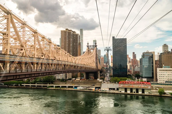 New York, USA: Roosevelt Island Tramway e Queensboro Bridge . — Foto Stock