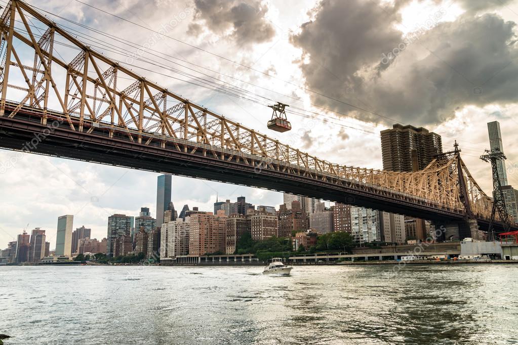 New York City, USA: Roosevelt Island Tramway and Queensboro Bridge. 