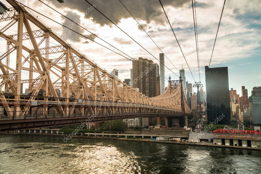 New York City, USA: Roosevelt Island Tramway and Queensboro Bridge. 