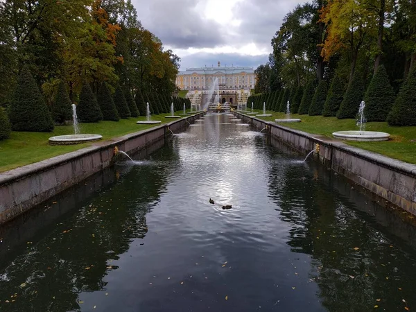 Peterhof Sarayı 'na ve sonbahar havasında binalara bakın, Saint Petersburg, Rusya