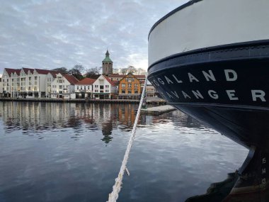 Stavanger, Norveç - 05 Kasım 2019: Sonbaharda yolcu gemisi hangarı yakınlarındaki şehir sokaklarında görüldü