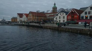 Stavanger, Norveç - 05 Kasım 2019: Sonbaharda yolcu gemisi hangarı yakınlarındaki şehir sokaklarında görüldü