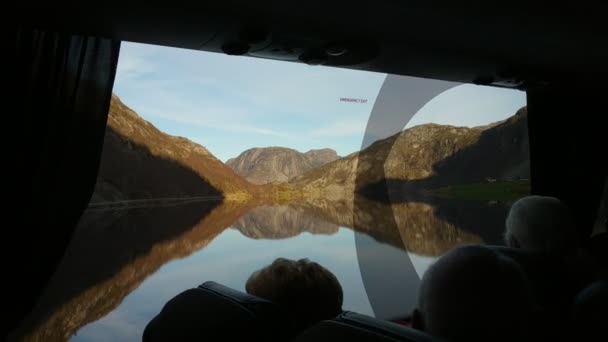 Vägen Från Bussen Nära Kristiansand Norge Vid Soligt Höstväder — Stockvideo