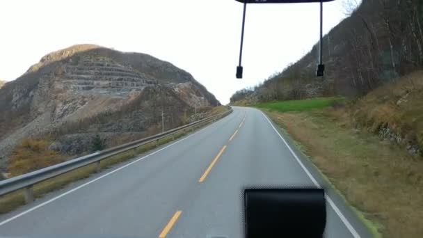 晴れた秋の天気でノルウェーのクリスチャンサン近くのバスからの道を見る — ストック動画
