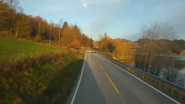 Vista Estrada Partir Ônibus Perto Kristiansand Noruega Tempo Ensolarado Outono — Vídeo de Stock