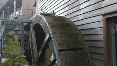 Norveç 'in Byrkjedal yakınlarındaki eski Viking tarzı bina ve evlere bakın