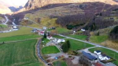 Sonbaharda Norveç 'in Byrkjedal kentindeki Viking yerleşiminin hava manzarası