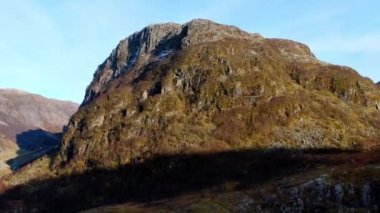 Sonbaharda Norveç 'in Byrkjedal kentindeki Viking yerleşiminin hava manzarası