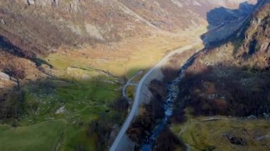 Sonbaharda Norveç 'in Byrkjedal kentindeki Viking yerleşiminin hava manzarası