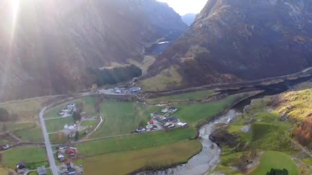 旧バイキング集落の空中ビュー秋にノルウェーのByrkjedal — ストック動画