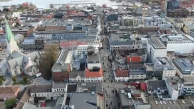 Norveç 'in Kristiansand kentindeki binalara sonbaharda hava manzarası