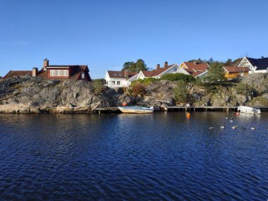 Norveç 'in sonbahar havasında Hollen köyü yakınlarındaki manzaraya bakın.