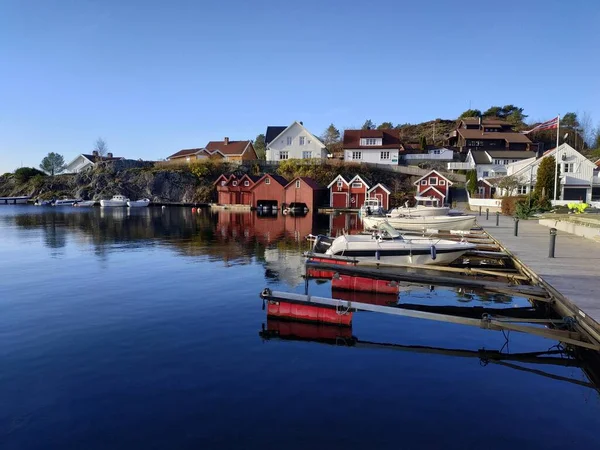 ノルウェーの夏の秋の天気でHollen村湾の近くの風景を見る — ストック写真